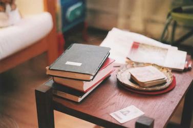 香港人要委托銀行辦理相關(guān)繳費(fèi)事宜及領(lǐng)取房產(chǎn)證該如何辦理授權(quán)書公證呢？