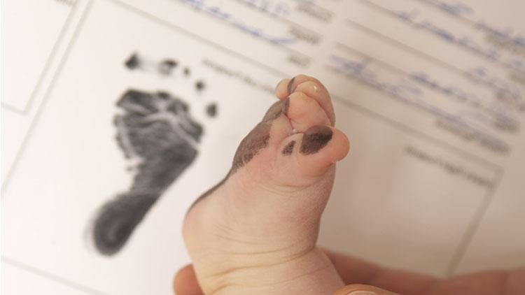 父母離婚了，辦理小孩的香港出生紙公證可以只提供母親的資料做親子關系證明書用于深圳讀書嗎？