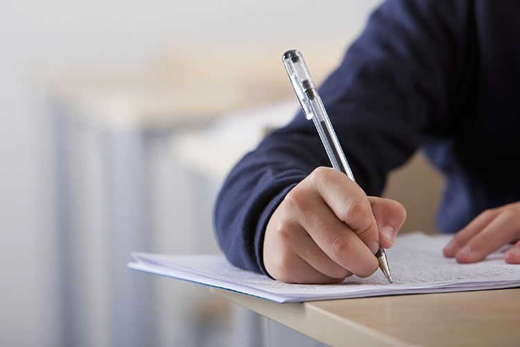 香港公司董事不在香港如何辦理公證用于在深圳設(shè)立外商投資企業(yè)呢？