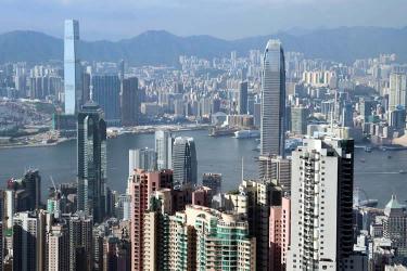 內(nèi)地人注銷(xiāo)戶(hù)籍移民香港后又改了名字要如何辦理公證都是同一個(gè)人呢？