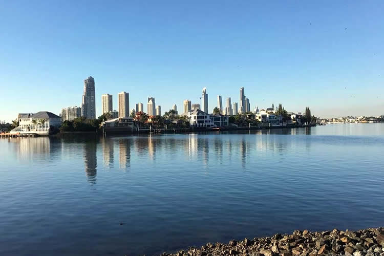 要在內(nèi)地給未成年子女辦理監(jiān)護(hù)人公證怎么證明現(xiàn)在的香港身份和原內(nèi)地身份是同一個(gè)人呢？