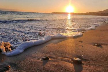 我和老公是香港人，現(xiàn)要在上海買房需要香港律師公證我們的結(jié)婚證并加蓋轉(zhuǎn)遞章，要如何辦理呢？