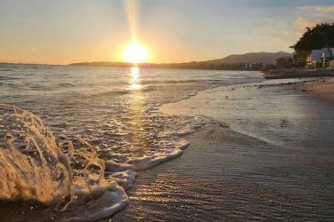 內地出生后跟隨父母移居香港，現要怎么辦理出生公證認證用于在香港承辦遺產之用呢？