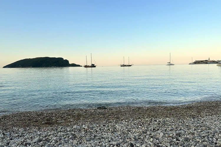 出生于內(nèi)地的香港人要申請新西蘭居留權(quán)必備的中英文出生公證書怎么辦理？